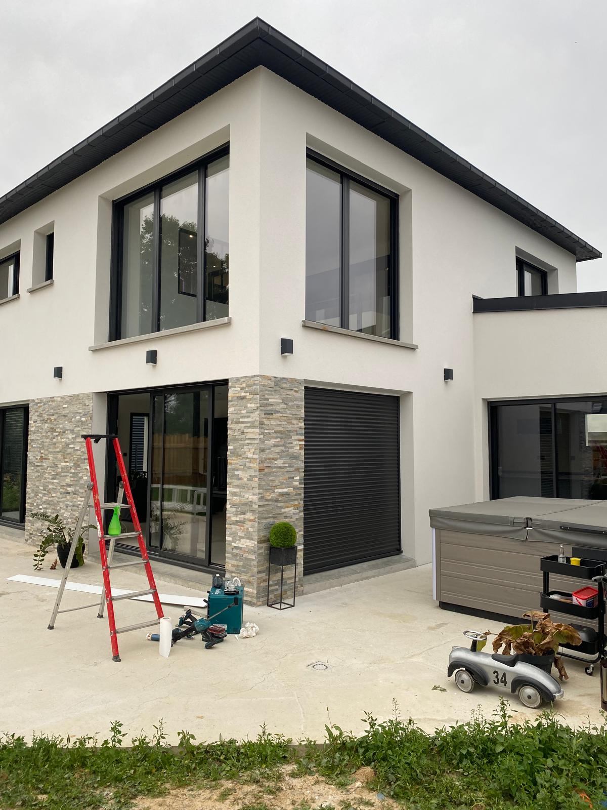 Pose de baies vitrées aluminium et volet roulant sur maison neuve