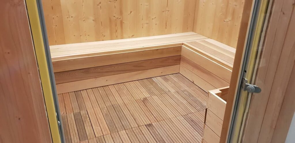 Agencement sur-mesure : banquette et habillage bois