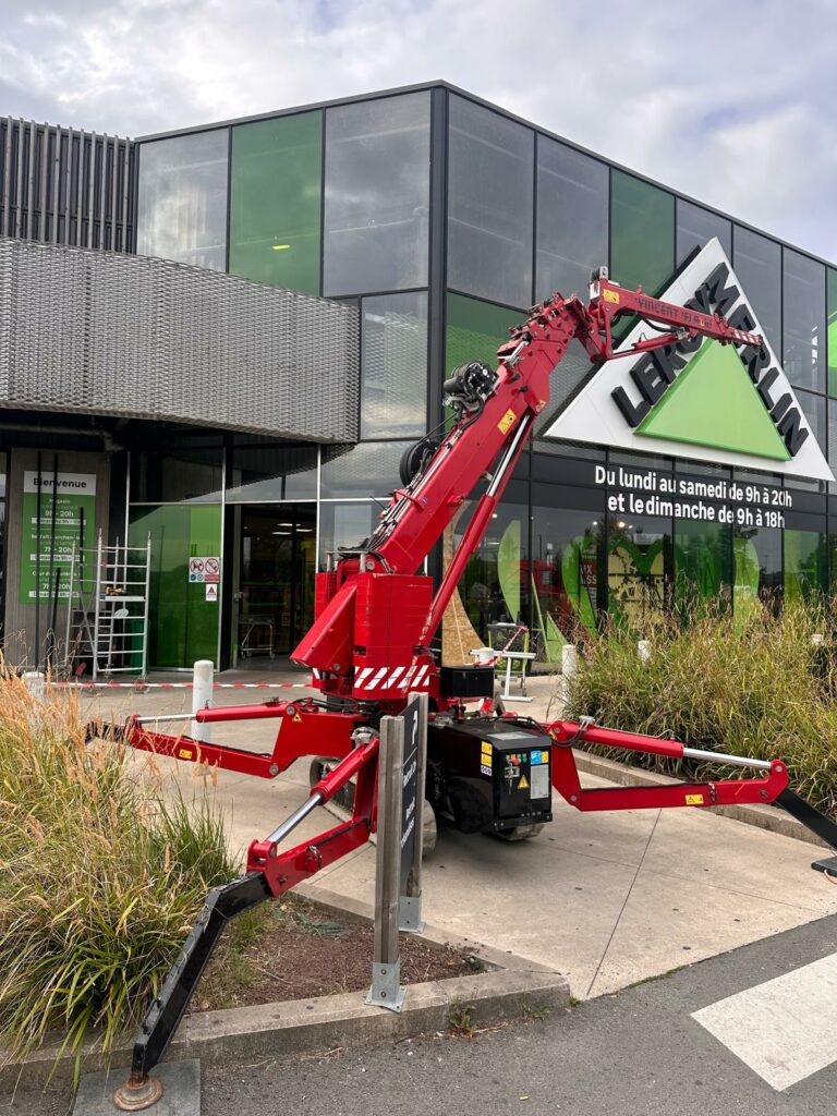 Vitrerie en hauteur sur façade de magasin